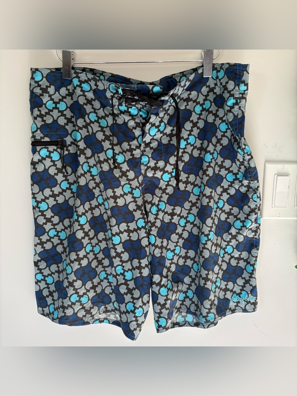 Patagonia Men’s Stretch Planing Board Shorts Blue Geometric Print Size 34